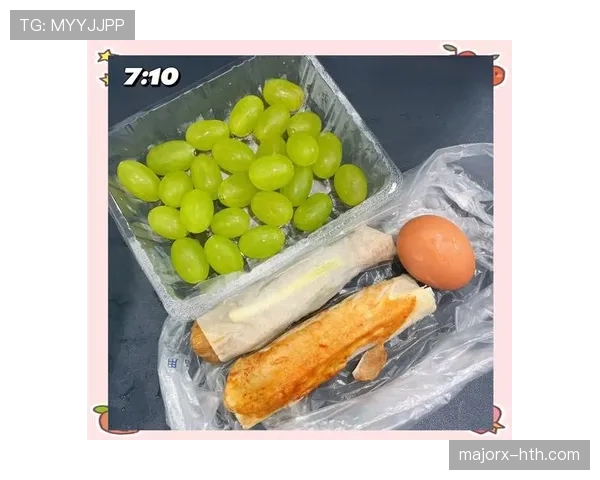 扎克拉文家的冰箱里塞满了蛋白粉，连瓶冰可乐都找不到