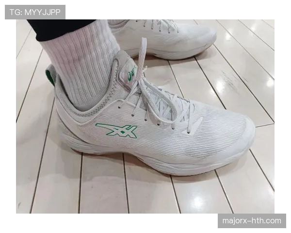 冯彦哲居然不穿运动鞋上场？这脚感也太娱乐圈了吧！