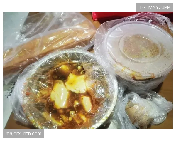 拉菲尼亚赛后回家随手做个早餐，桌上那盘东西把我一个月工资秒成零